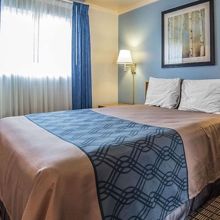 Econo Lodge Inn & Suites Logan Eksteriør billede