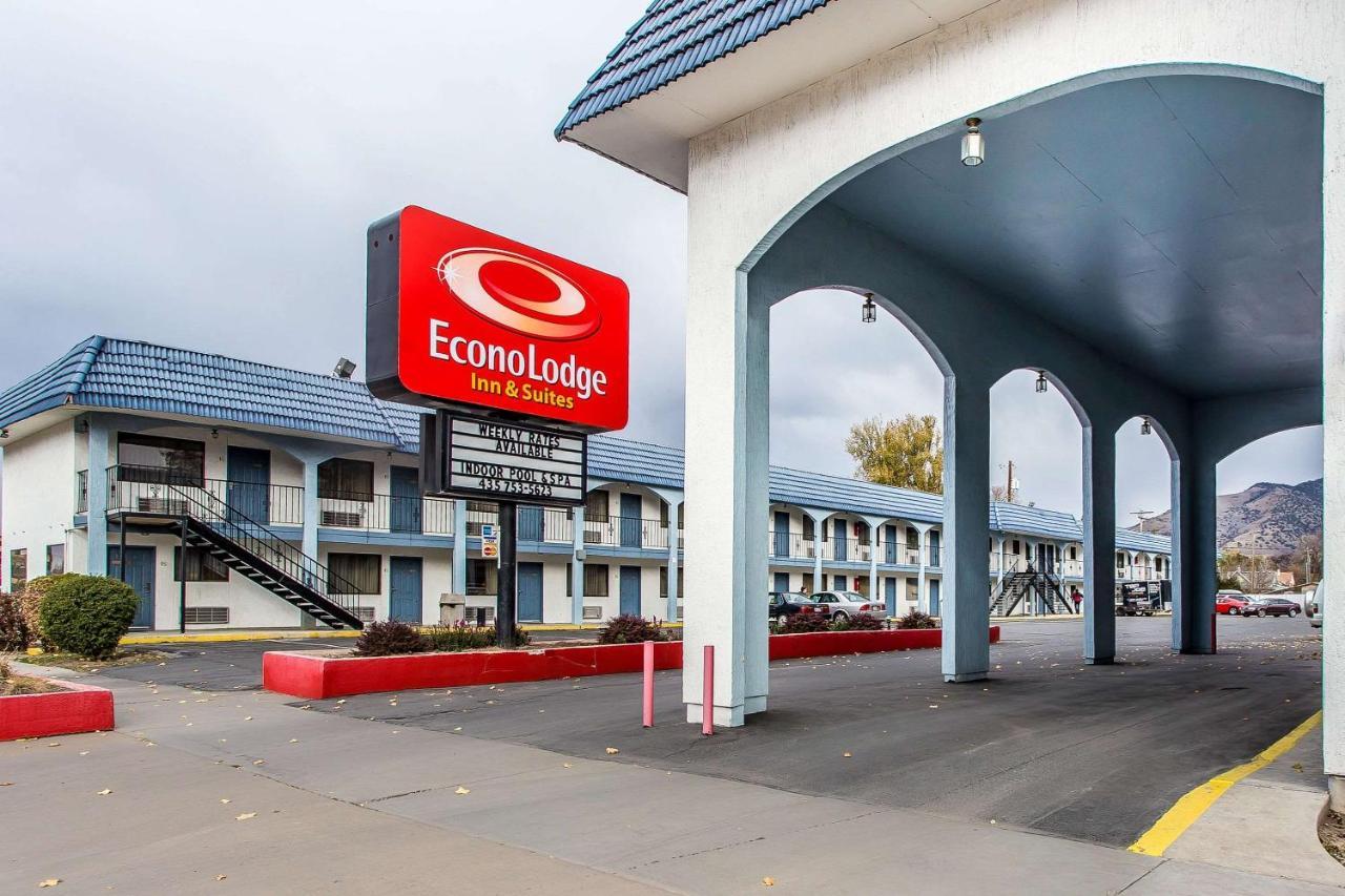 Econo Lodge Inn & Suites Logan Eksteriør billede