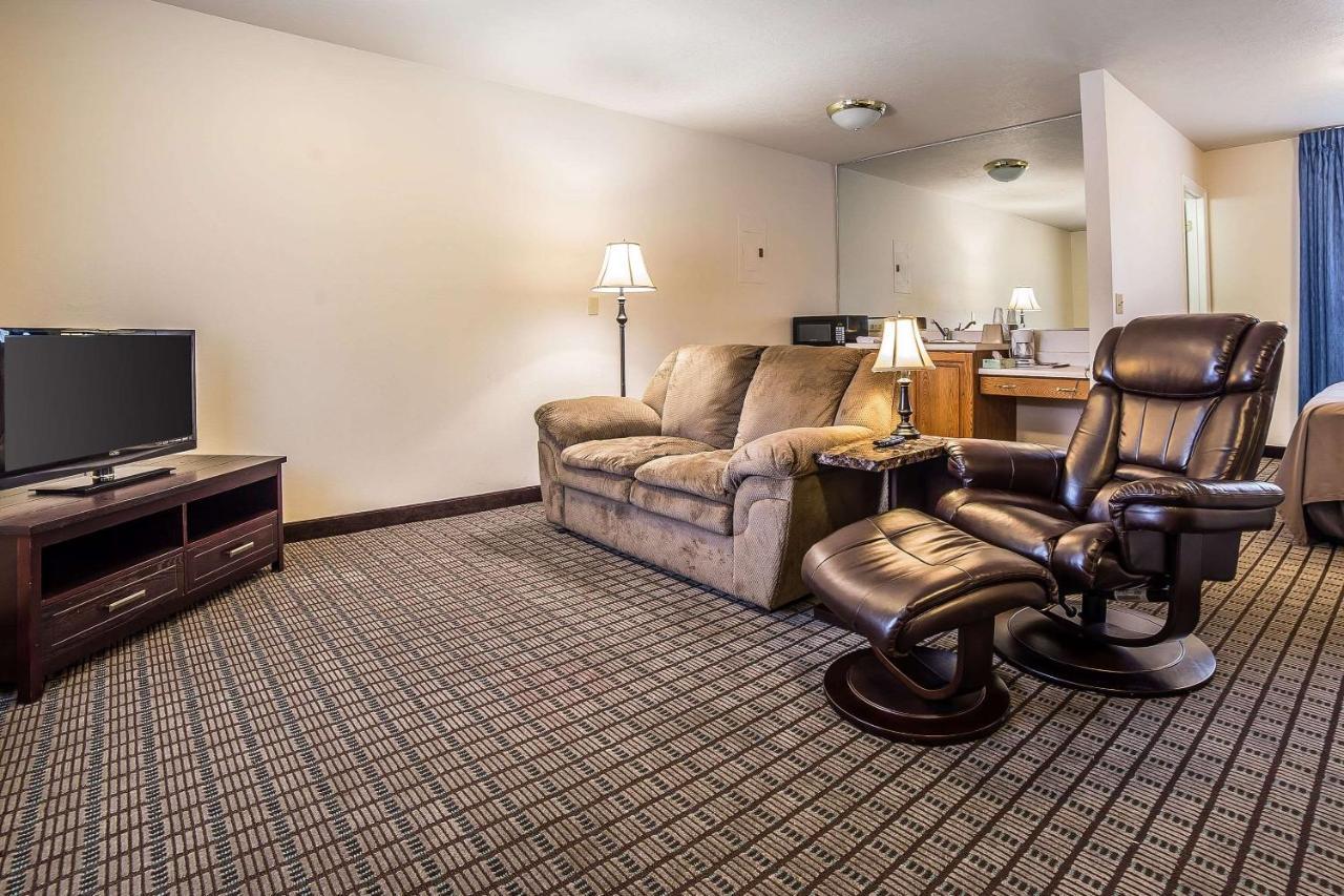 Econo Lodge Inn & Suites Logan Eksteriør billede