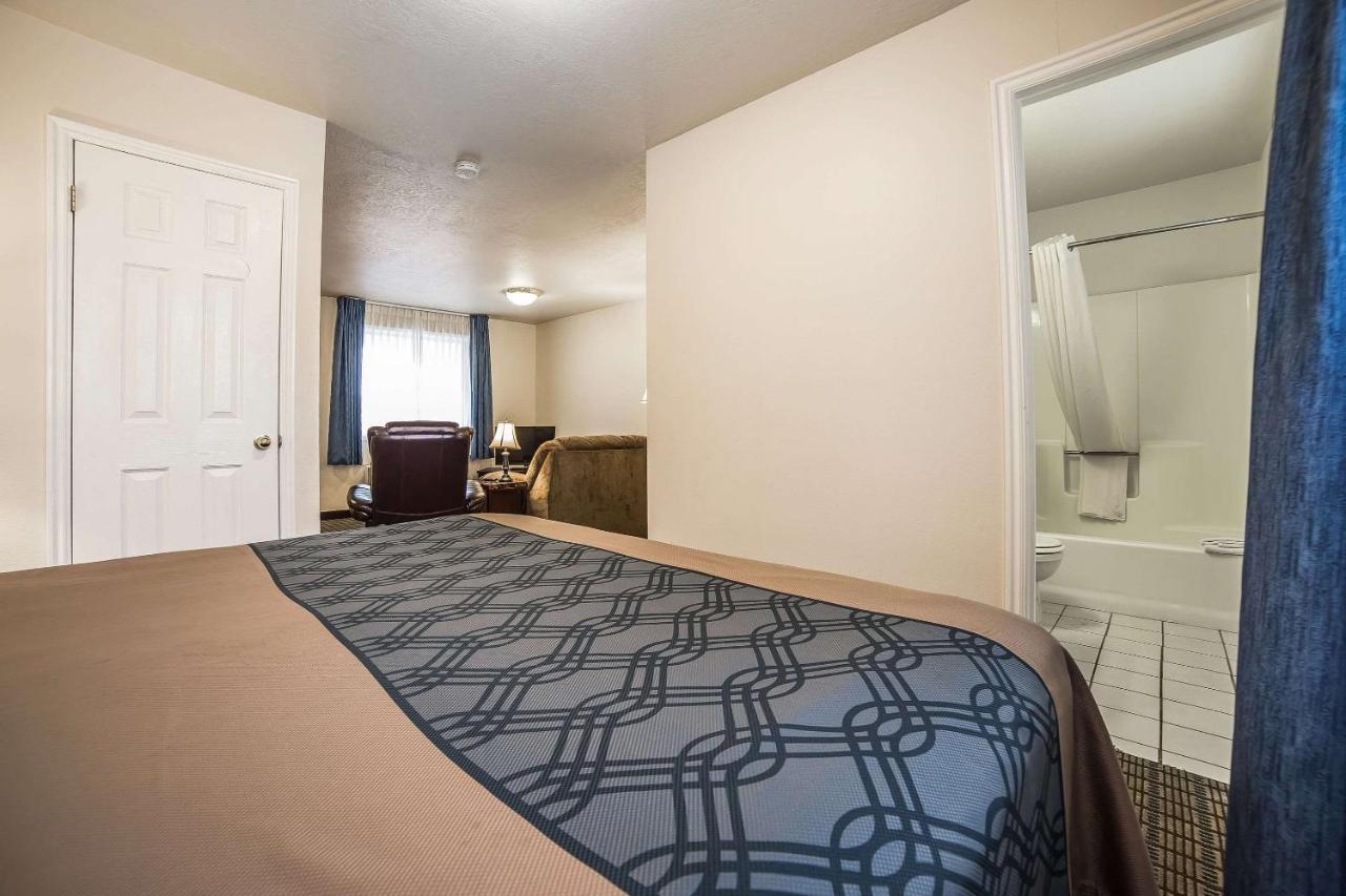 Econo Lodge Inn & Suites Logan Eksteriør billede