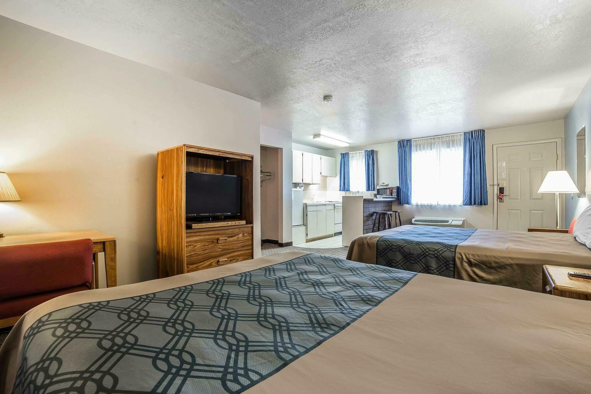 Econo Lodge Inn & Suites Logan Eksteriør billede