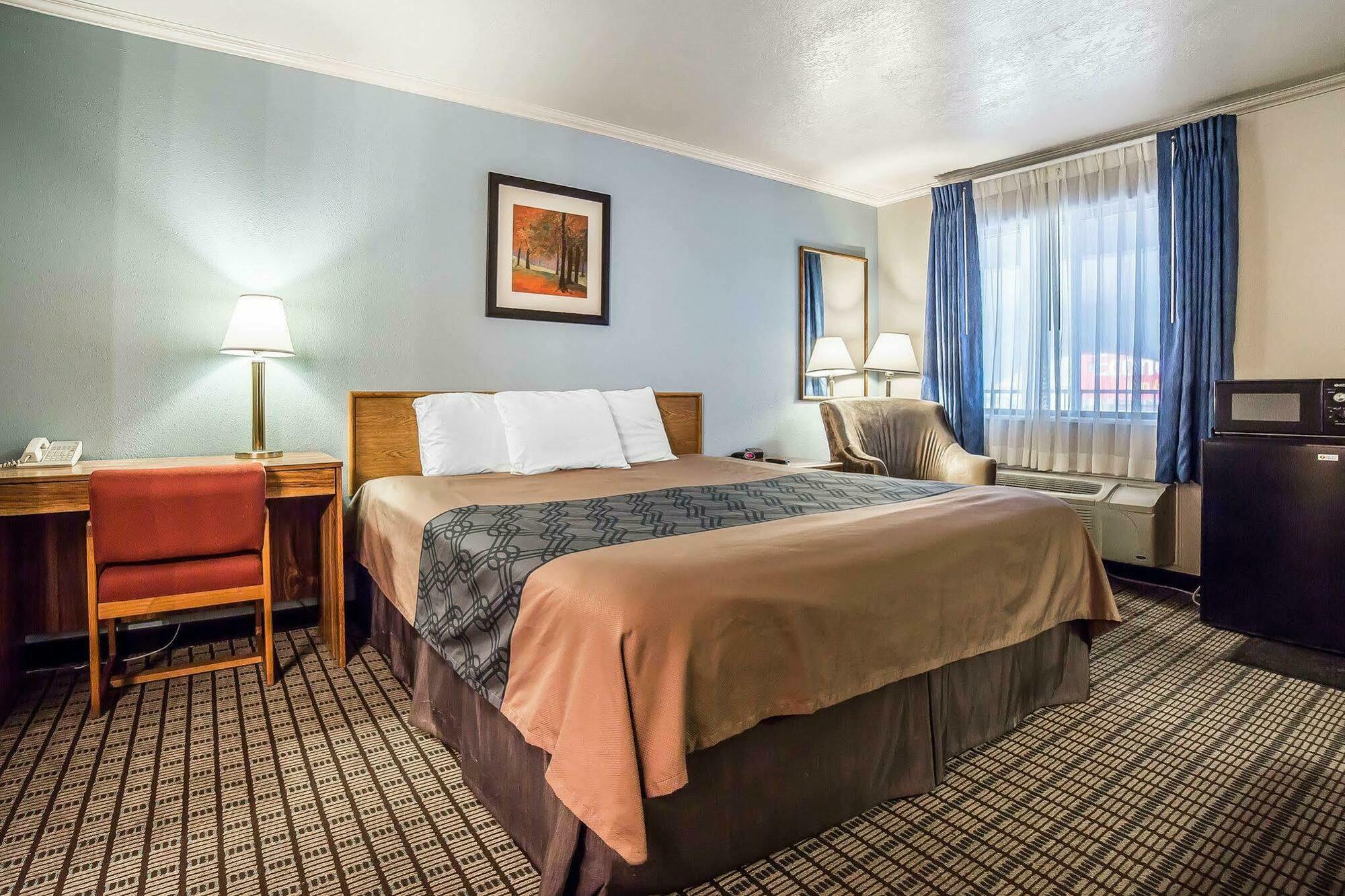 Econo Lodge Inn & Suites Logan Eksteriør billede