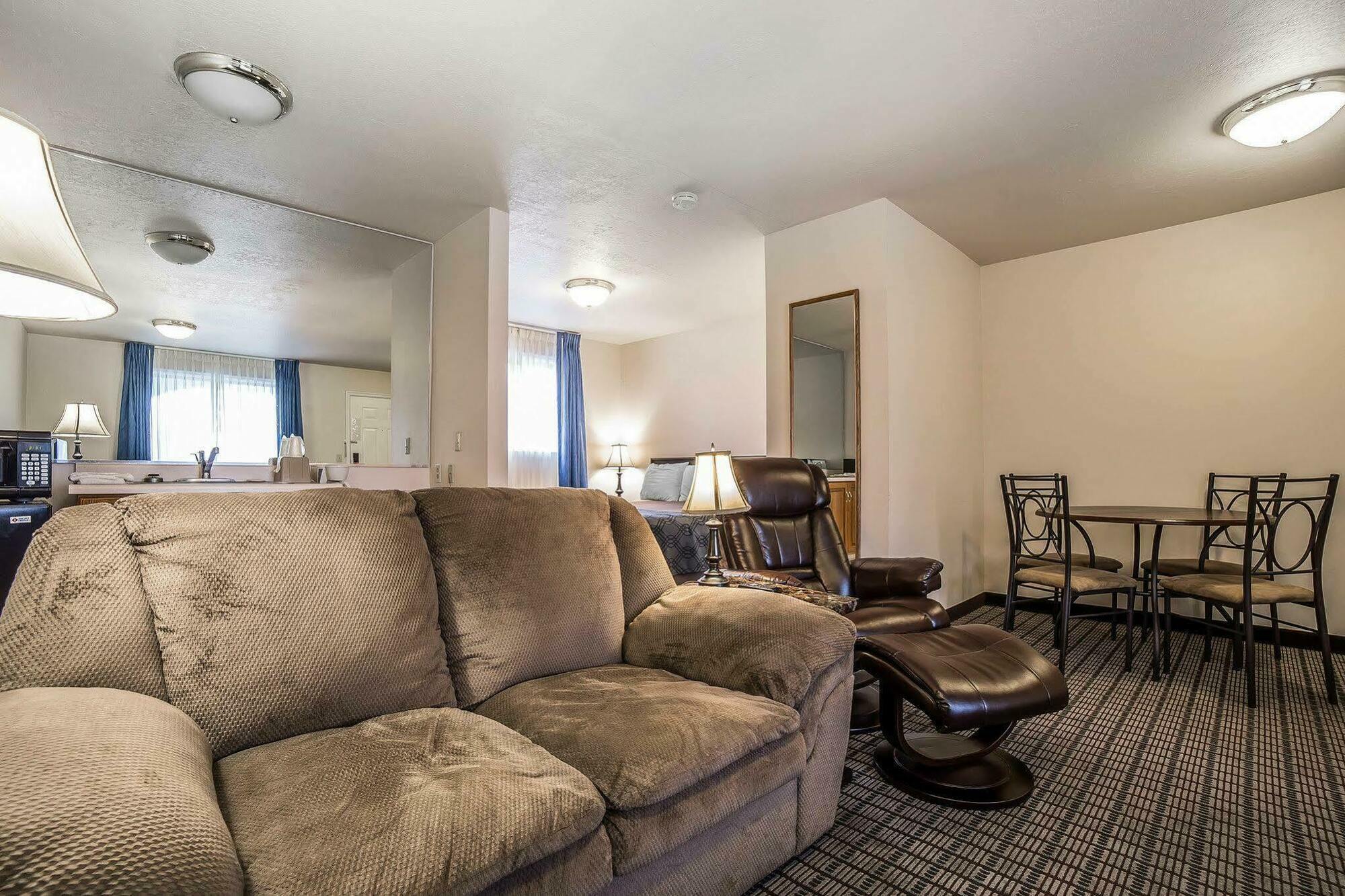 Econo Lodge Inn & Suites Logan Eksteriør billede